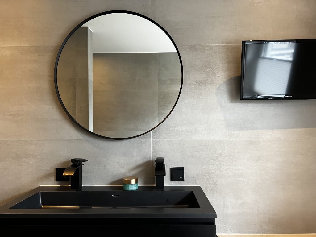 Industriele badkamer met betonlook tegels