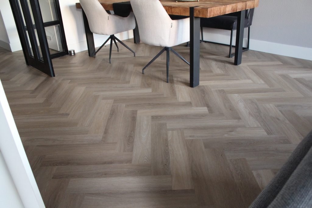 Visgraat PVC vloer woonkamer