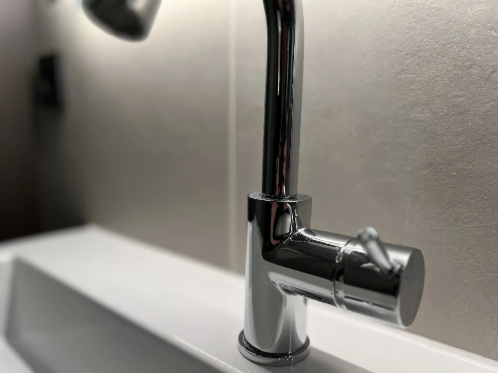 Kraan betonlook tegels badkamer
