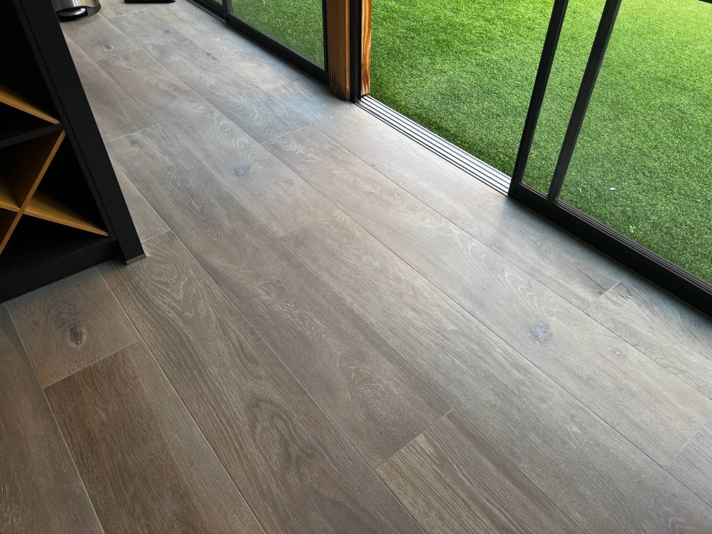Houtlook tegels keramisch parket Le Bois Slavonia tuinhuis
