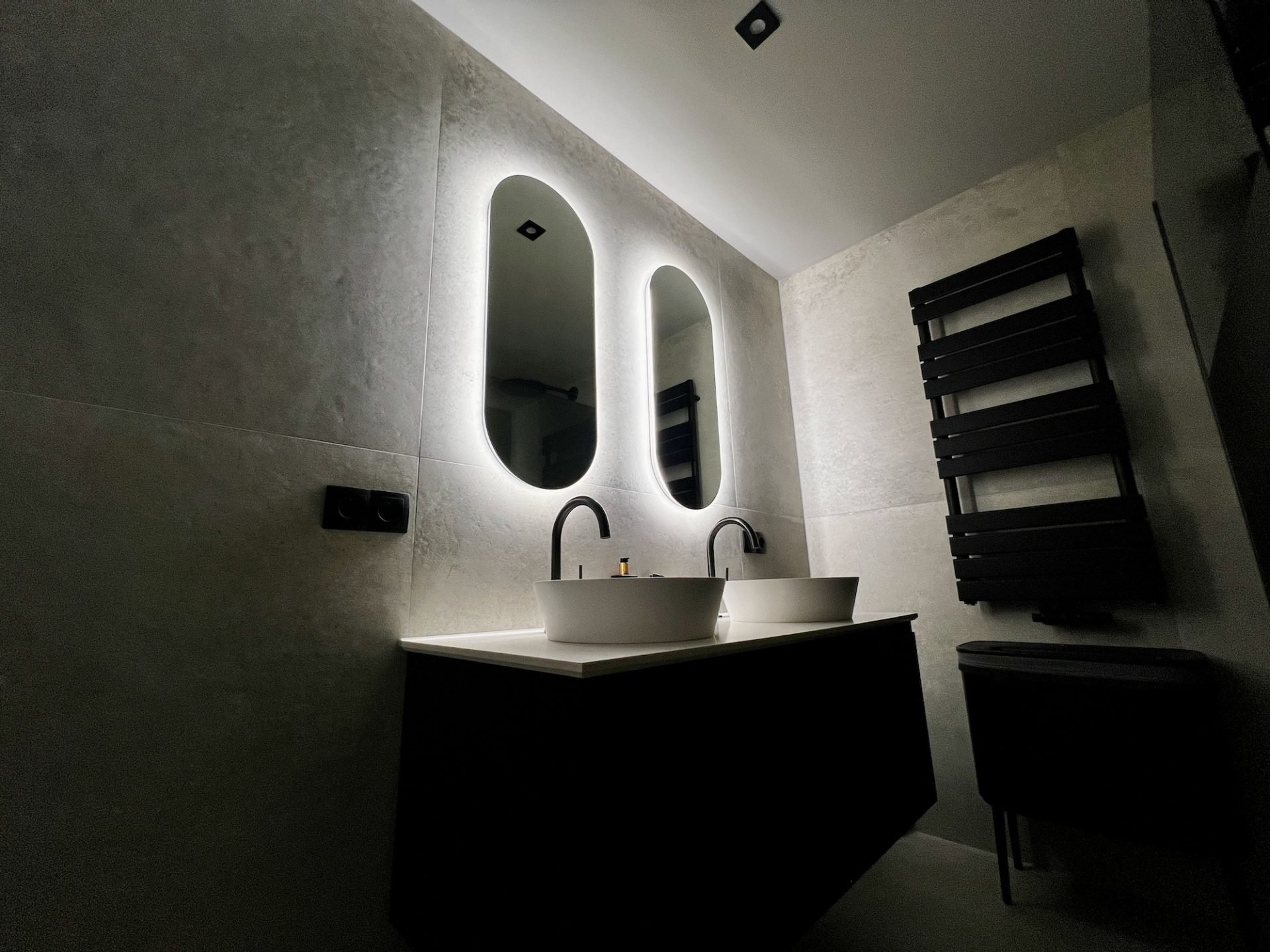 Badkamer metallook tegels industrieel