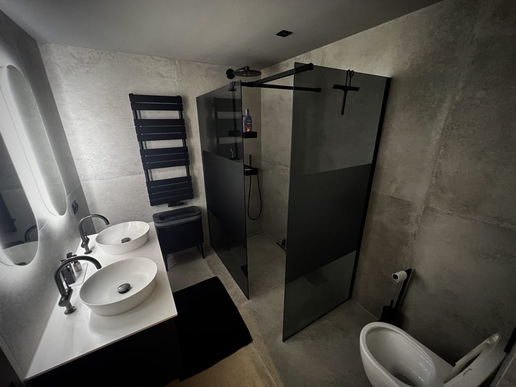 Badkamer renovatie met groot formaat tegels