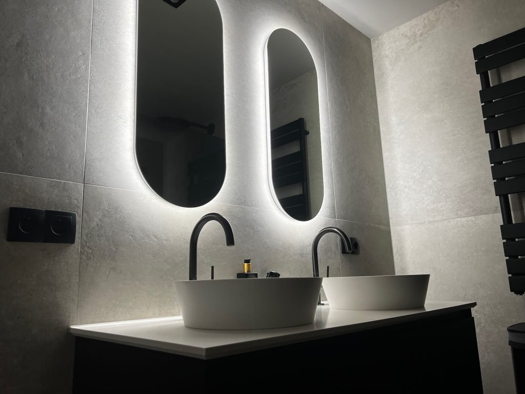 Spiegels metallook industriele badkamer